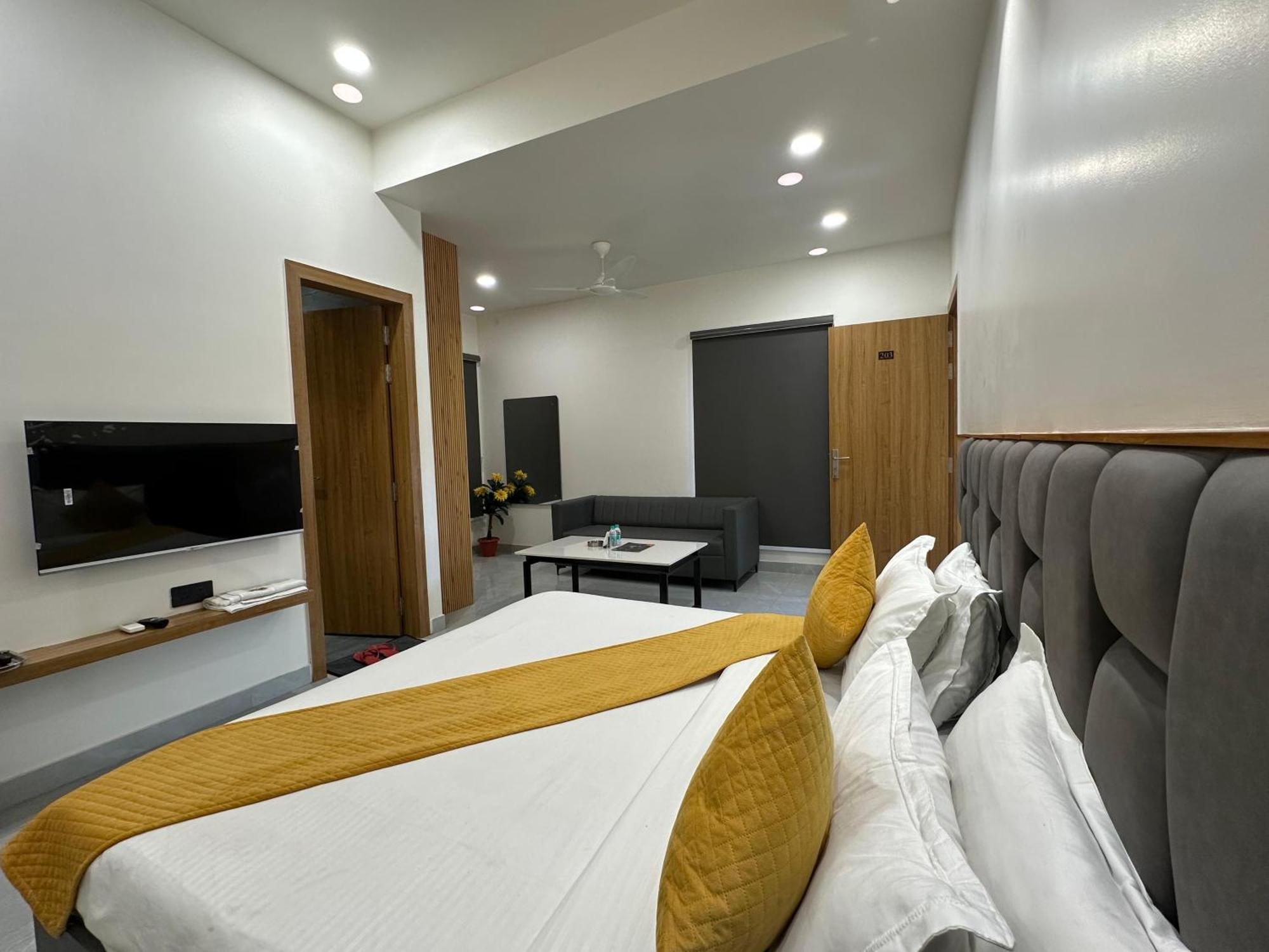 Hotel Sky Way Inn Hisār 외부 사진